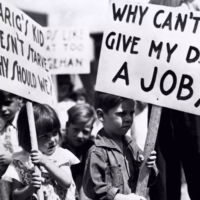 *1929 krizinde" neden babama iş vermiyorsun? " pankartı taşıyan çocuk.