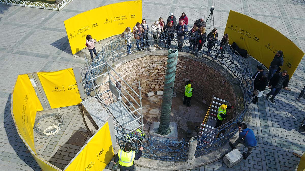 Sultanahmet Meydanı'nda bulunan, İstanbul'un en eski tanıklarından 2 bin 500 yıllık Yılanlı Sütun için restorasyon ve konservasyon çalışmaları başladı.