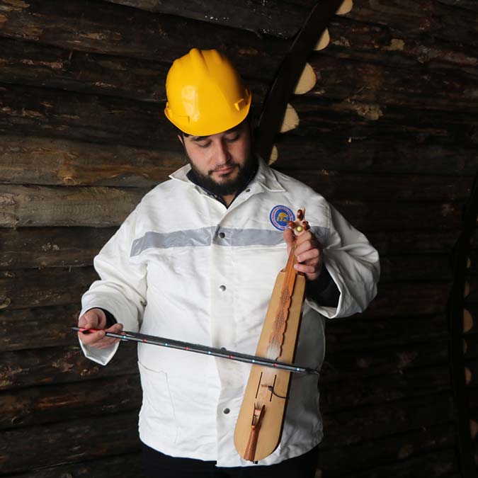 Maden işçiliği yaparken kemençe çalıyor