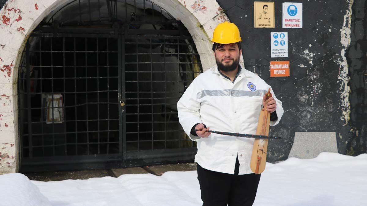 Maden işçiliği yaparken kemençe çalıyor