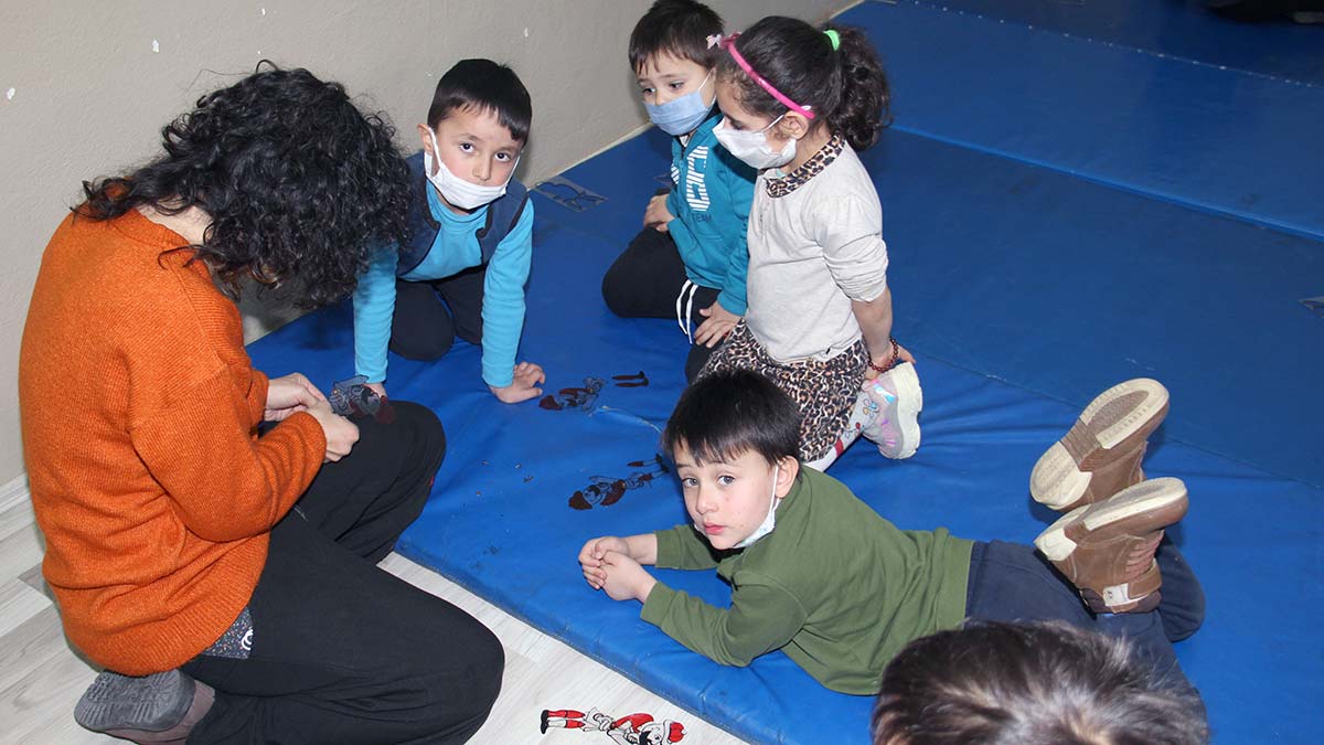 Çocuklar Karagöz ve Hacivat'la tanıştı