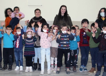 Çocuklar Karagöz ve Hacivat'la tanıştı