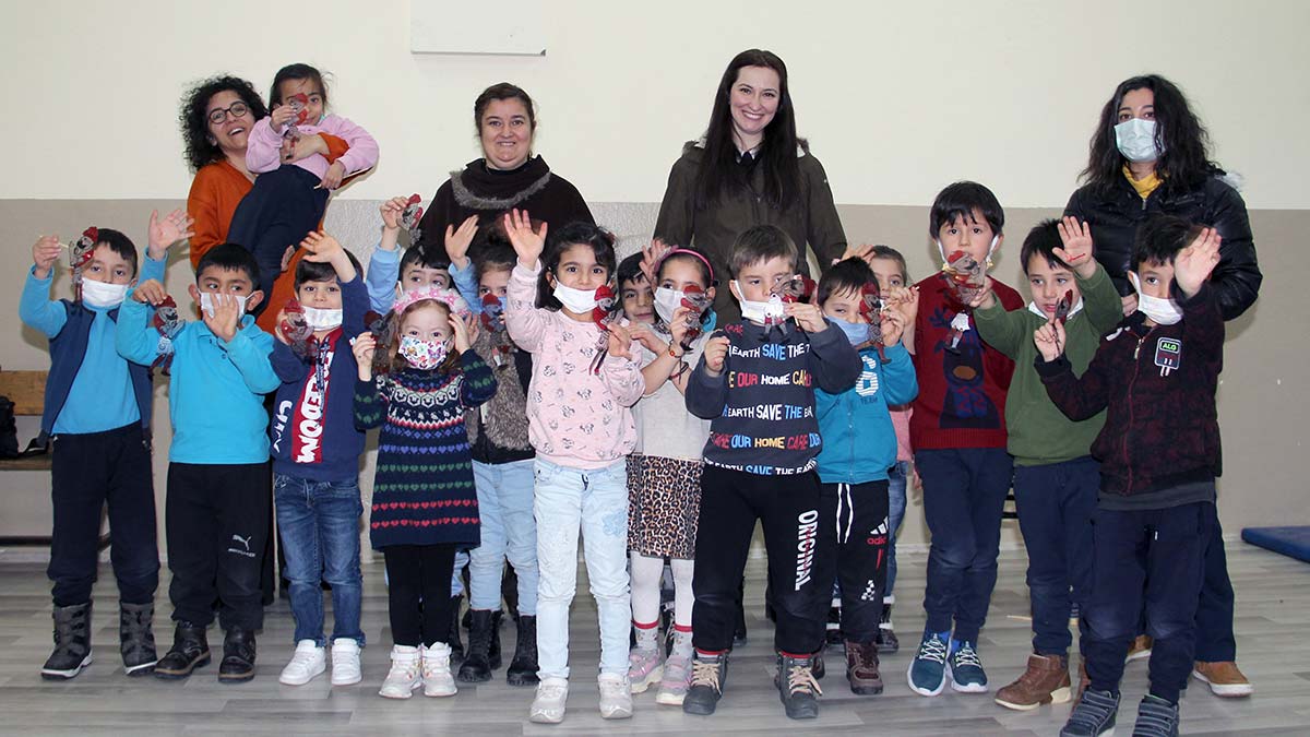 Çocuklar Karagöz ve Hacivat'la tanıştı