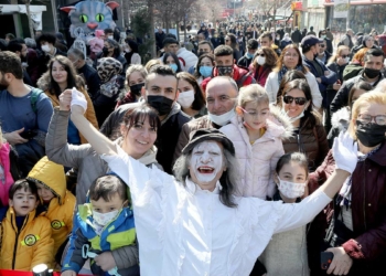 Çankaya Belediyesi, Dünya Tiyatro Gününü renkli etkinliklerle kutladı. Ethos Ankara Uluslararası Tiyatro Festivali kapsamında düzenlenen etkinlikte, Sakarya Caddesini dolduran vatandaşlar keyifli bir hafta sonu geçirdi. 