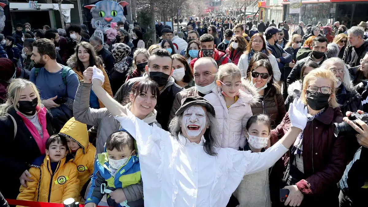Çankaya belediyesi, dünya tiyatro gününü renkli etkinliklerle kutladı. Ethos ankara uluslararası tiyatro festivali kapsamında düzenlenen etkinlikte, sakarya caddesini dolduran vatandaşlar keyifli bir hafta sonu geçirdi.  