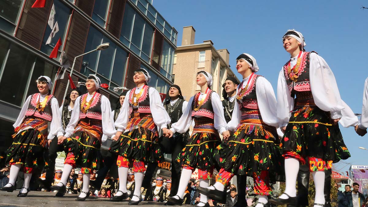 Çankaya Belediyesi, Dünya Tiyatro Gününü renkli etkinliklerle kutladı. Ethos Ankara Uluslararası Tiyatro Festivali kapsamında düzenlenen etkinlikte, Sakarya Caddesini dolduran vatandaşlar keyifli bir hafta sonu geçirdi.