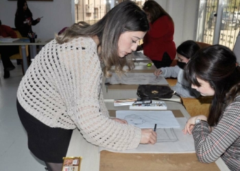 Çukurova Belediyesi resim kursuna öğrencilerin ilgisi büyük. Çocukların dahi katıldığı resim kursları, oldukça renkli ve eğlenceli geçiyor.