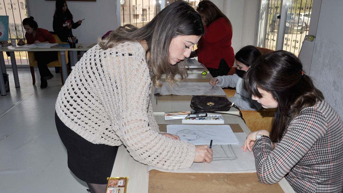 Çukurova Belediyesi resim kursuna öğrencilerin ilgisi büyük. Çocukların dahi katıldığı resim kursları, oldukça renkli ve eğlenceli geçiyor. 