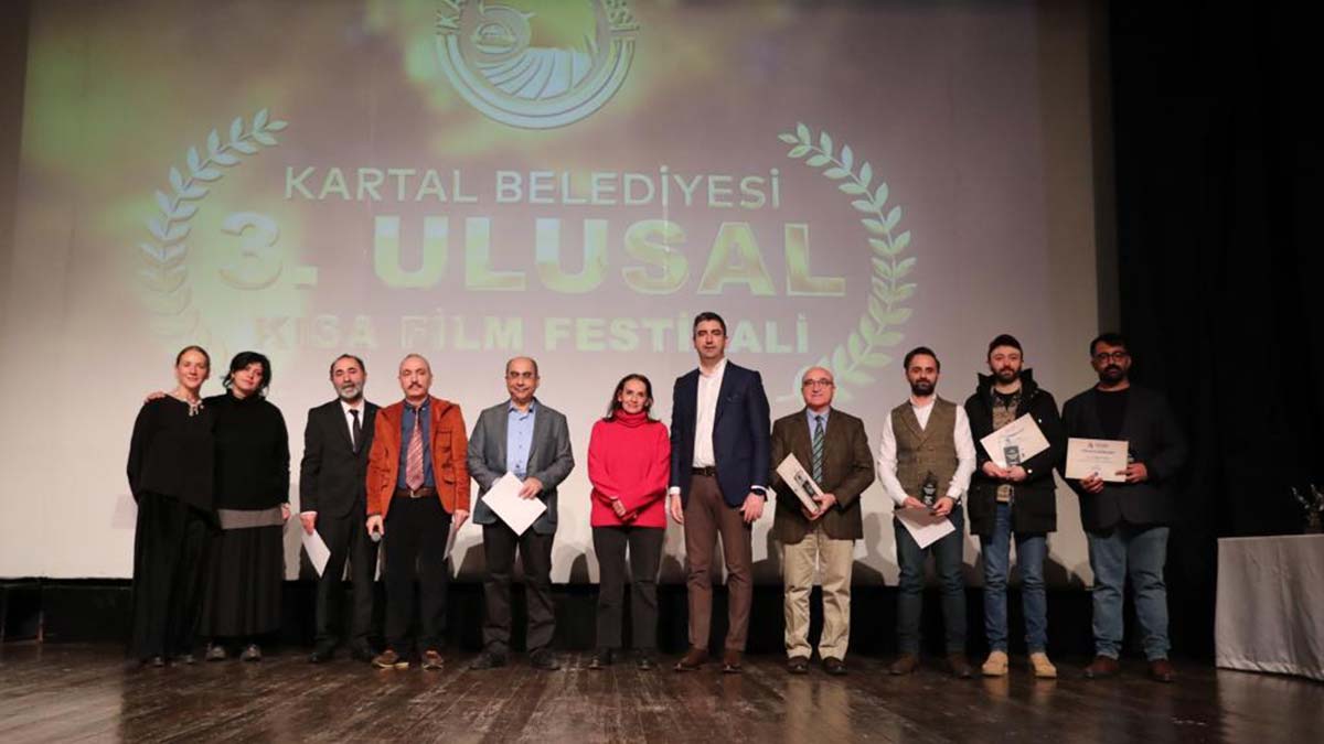 3'üncü Ulusal Kısa Film Festivali ödül töreni Kartal Belediyesi’nin ev sahipliğinde gerçekleştirildi. Törende Nur Sürer’e ‘Yaşam Boyu Emek ve Onur Ödülü’ verildi.