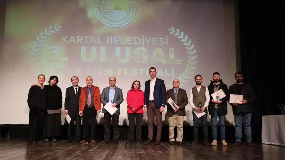 3'üncü ulusal kısa film festivali ödül töreni kartal belediyesi’nin ev sahipliğinde gerçekleştirildi. Törende nur sürer’e ‘yaşam boyu emek ve onur ödülü’ verildi.  