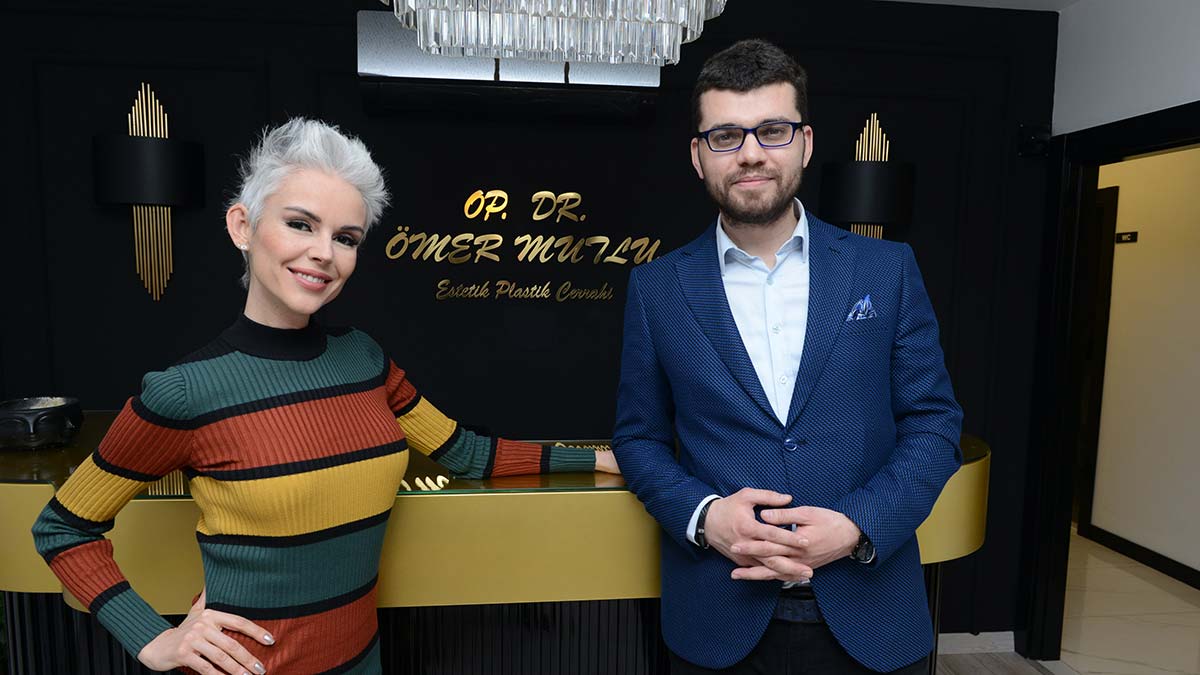 Botoks yaptırmak ve annelik estetiği (mummy makeover) konusunda danışmak için Estetik Plastik Cerrahi Uzmanı Op. Dr. Ömer Mutlu’nun kapısını çalan ünlü sunucu ve oyuncu İpek Tanrıyar beyaz saçlarıyla ilgili konuştu.
