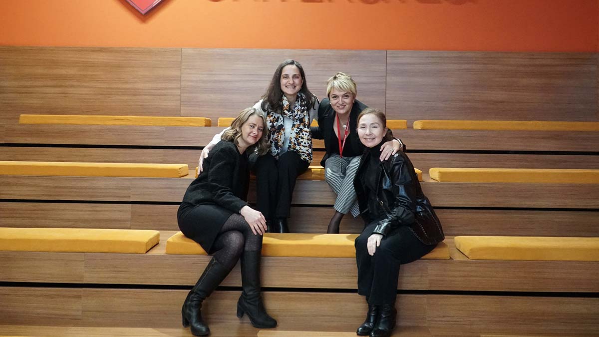 Kadın camdan bir tavan ile baskılanıyor