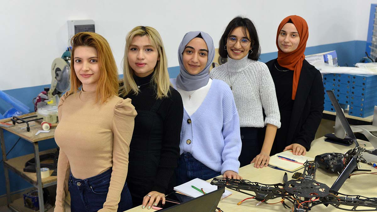 5 kadın mühendis adayı görünmez İHA tasarladı