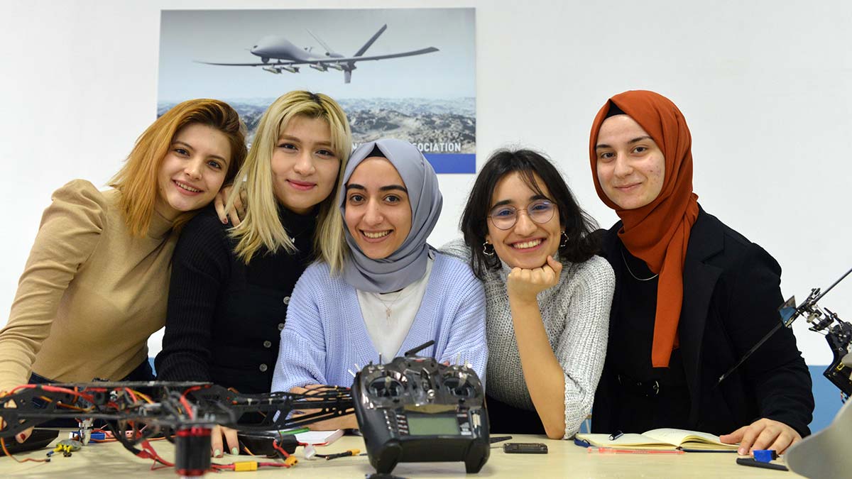 Türk Hava Kurumu (THK) Üniversitesi Mühendislik Fakültesi'nde öğrenim gören 5 kadın mühendis adayı, görünmez İHA tasarladı.