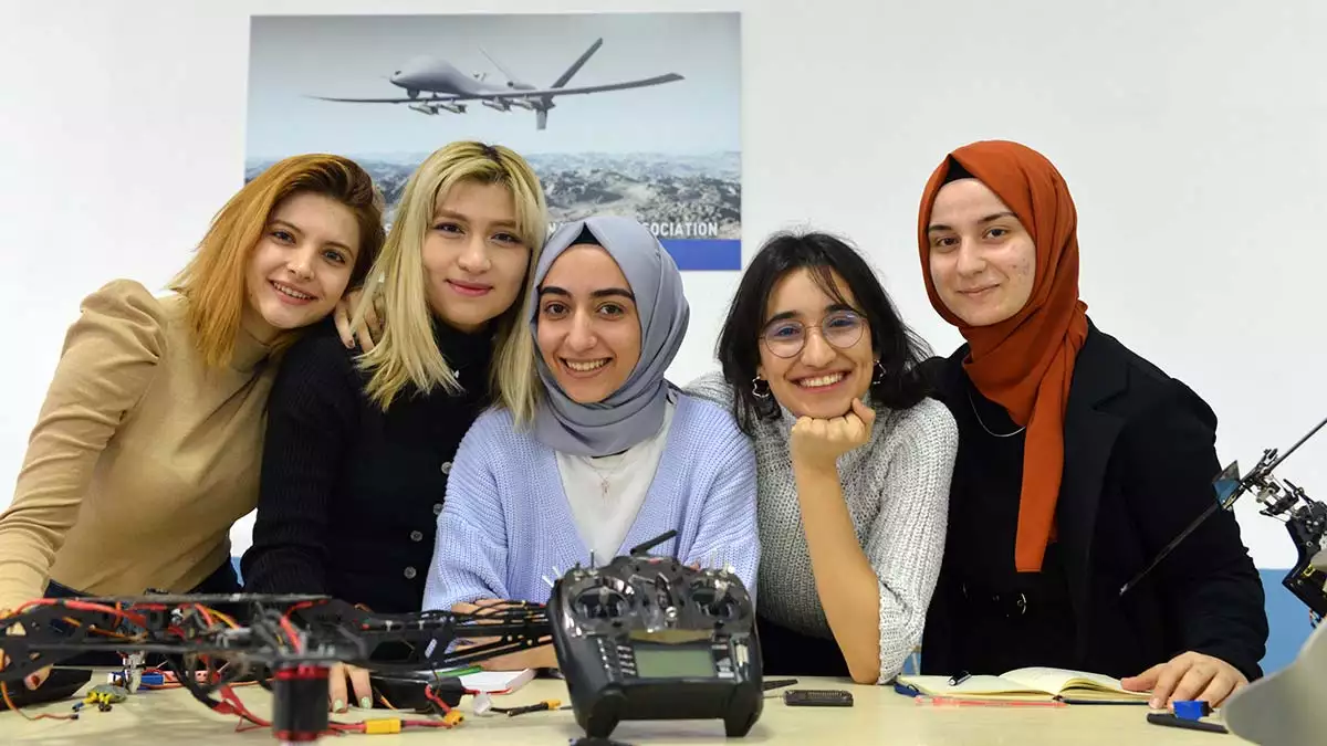 Türk hava kurumu (thk) üniversitesi mühendislik fakültesi'nde öğrenim gören 5 kadın mühendis adayı, görünmez i̇ha tasarladı.