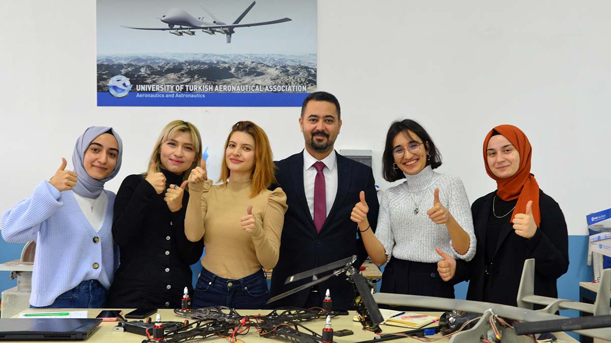 5 kadın mühendis adayı görünmez İHA tasarladı