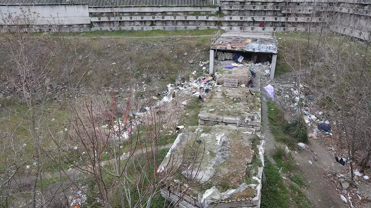 Yenikapı'da, marmaray inşaatı sırasında i̇stanbul'un en eski kalıntılarının bulunduğu alan evsizlerin mekânı haline geldi. İstanbul'un tarihine ışık tutan arkeolojik alan çöplüğe döndü.