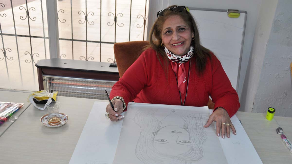 Çukurova Belediyesi resim kursuna öğrencilerin ilgisi büyük. Çocukların dahi katıldığı resim kursları, oldukça renkli ve eğlenceli geçiyor.