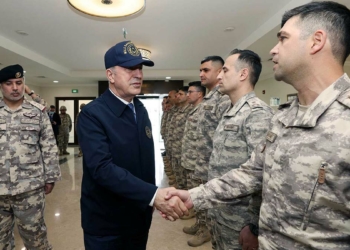 Akar, Katar'da Mehmetçik ile bir araya geldi