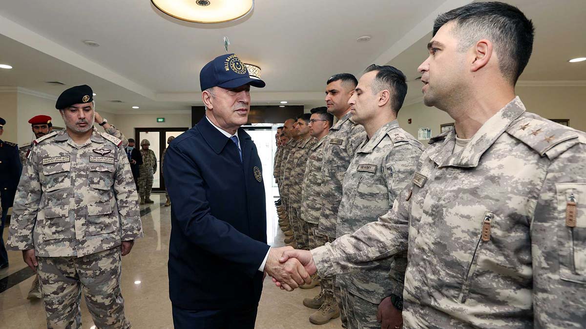 Akar, Katar'da Mehmetçik ile bir araya geldi