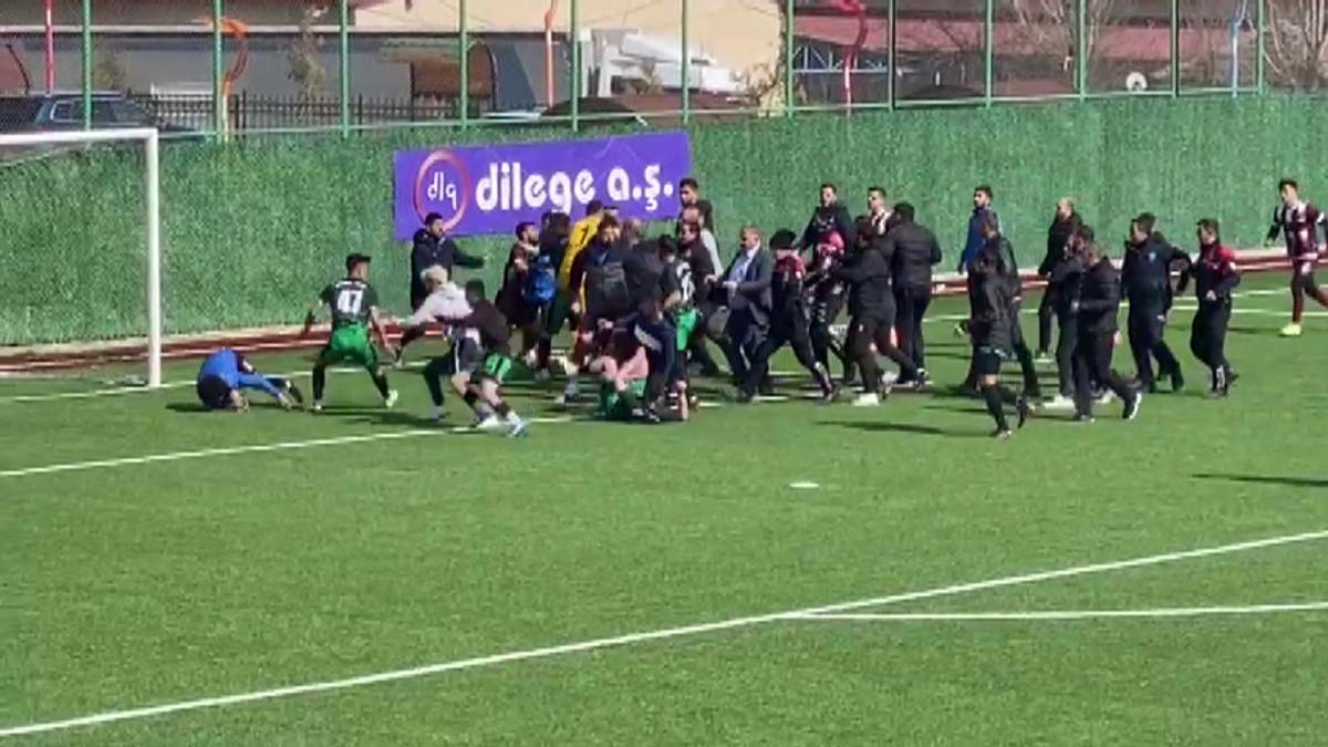Amatör lig maçında kavga: 18 kırmızı kart çıktı