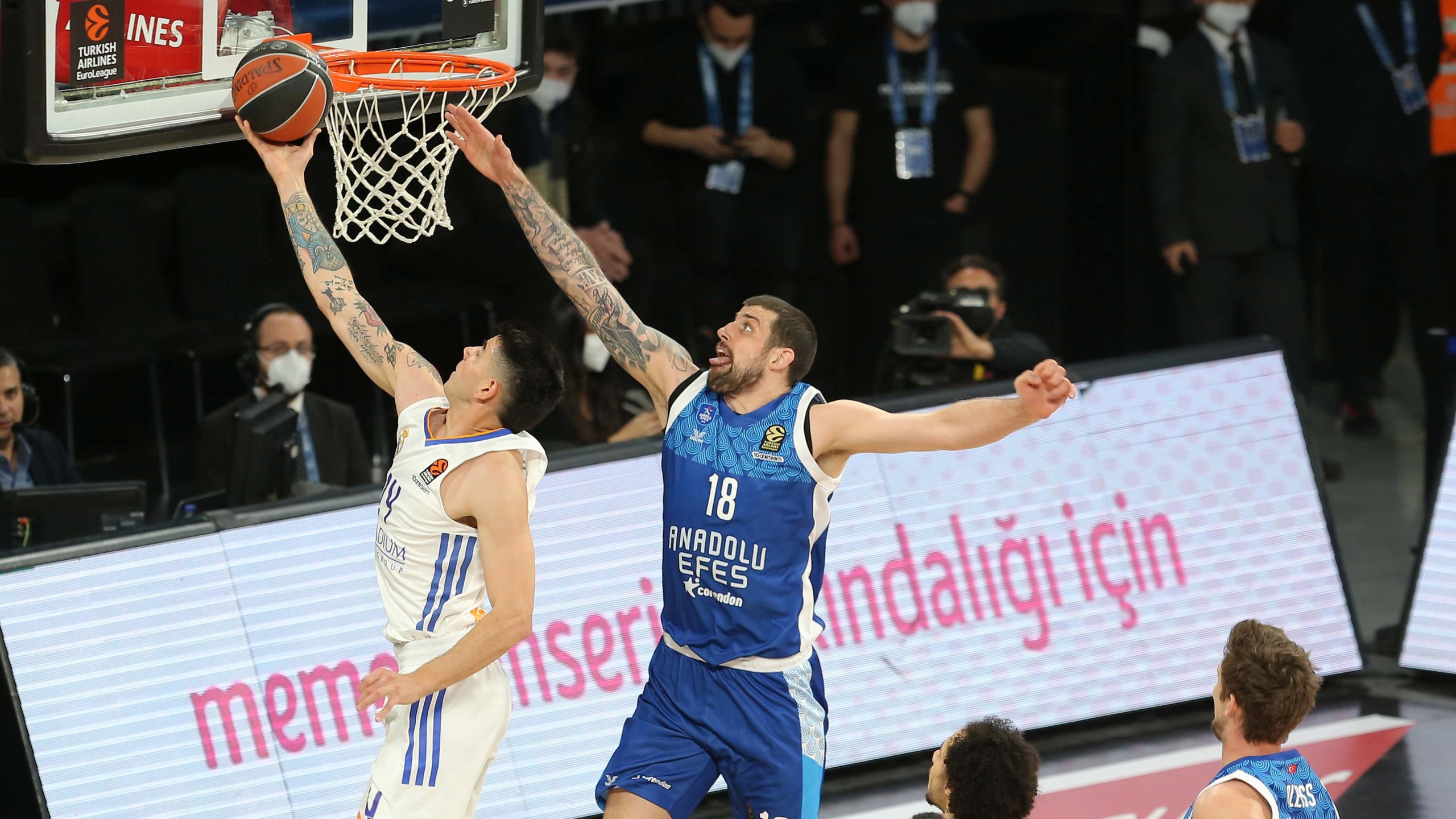 Anadolu Efes, Real Madrid'i mağlup etti