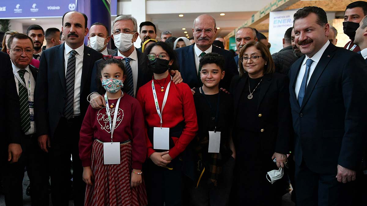 Ankara Büyükşehir Belediye Başkanı Mansur Yavaş, ‘EKO İKLİM Zirvesi’nin ‘Büyükşehirlerde Yeşil Dönüşüm’ oturumuna katılarak Başkent’i yeşil ve çevreci bir kent hâline getirmek için hayata geçirdikleri projeleri anlattı.