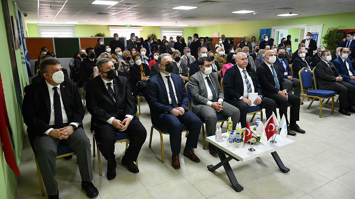 Ankara Büyükşehir Belediyesi, ‘Özgür Köy Tedavi ve Rehabilitasyon Merkezi’ adıyla hizmete açtı. Yatarak tedavi imkânına sahip olacak merkezde madde bağımlıları hobi ve mesleki faaliyetlere yönlendirilerek sosyal hayata uyumları sağlanacak.