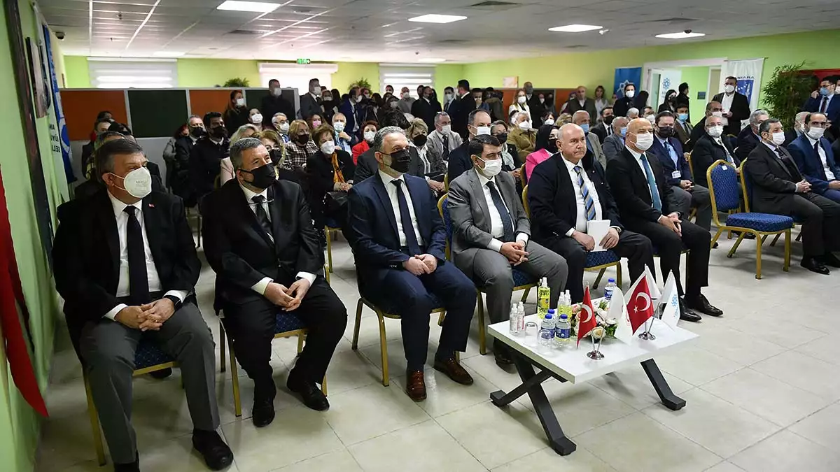 Ankara büyükşehir belediyesi, ‘özgür köy tedavi ve rehabilitasyon merkezi’ adıyla hizmete açtı. Yatarak tedavi imkânına sahip olacak merkezde madde bağımlıları hobi ve mesleki faaliyetlere yönlendirilerek sosyal hayata uyumları sağlanacak.