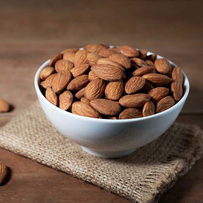 Ramazan'da bağışıklığı artıracak 11 besin önerisinde bulunan Beslenme ve Diyet Uzmanı Diyetisyen Selin Nur Ünal, “Ramazan’da ceviz, badem, kuru erik, kuru kayısı, tam buğday ekmeği, kefir, yumurta, yulaf, zeytin, fındık ve tahini uygun miktarlarda tüketerek bağışıklığımızı güçlendirebiliriz” dedi.