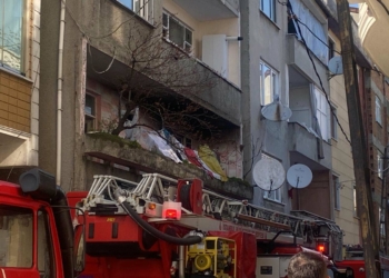 Bağcılar'da 3 katlı binada yangın; 1 ölü