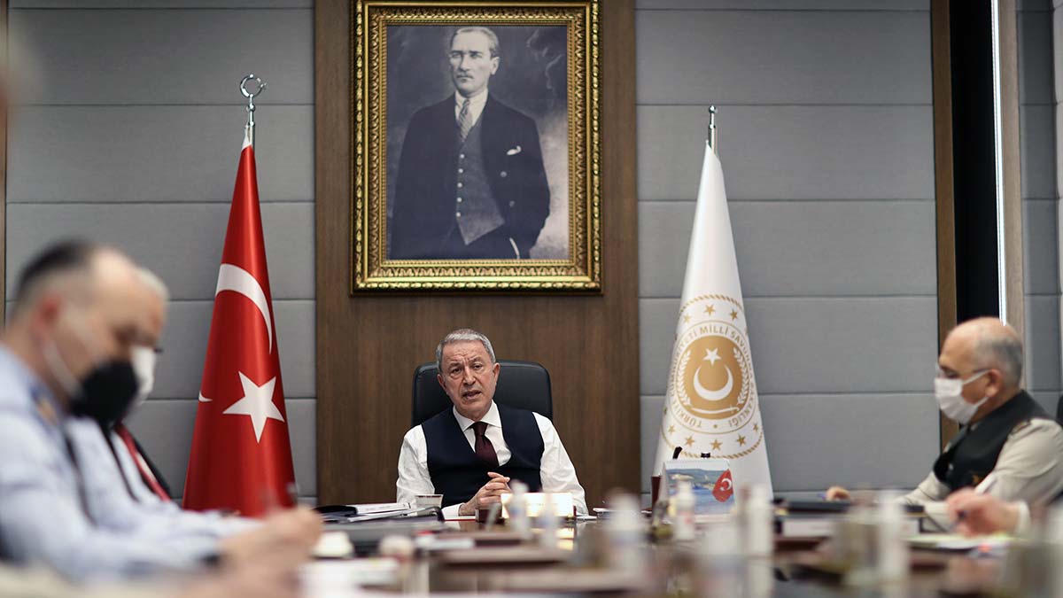 Bakan Akar'dan komutanlarla toplantı