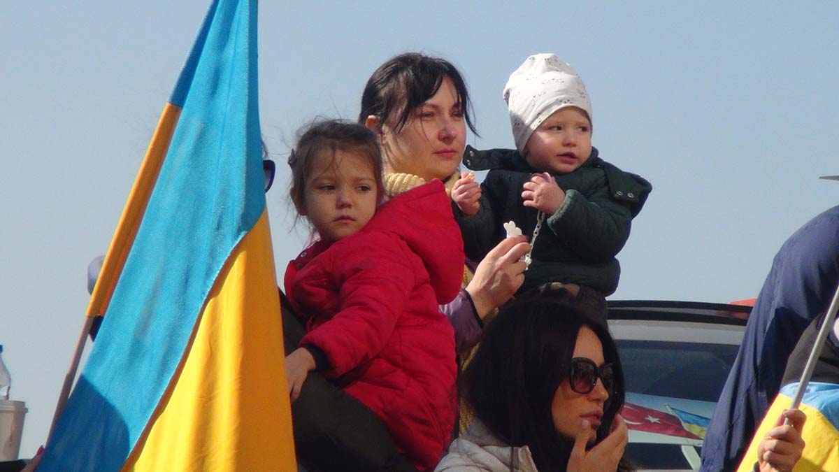 Bebeği ile savaş karşıtı eyleme katıldı