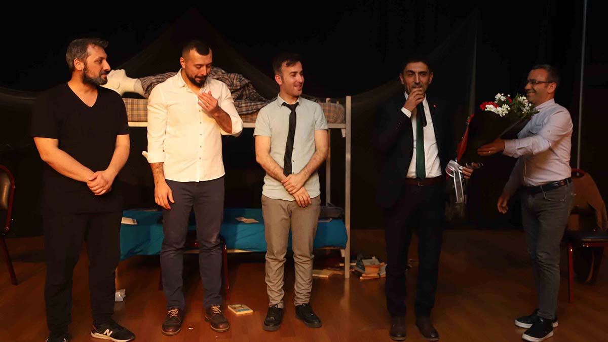 Ben Sen O tiyatro oyunu sahnelendi