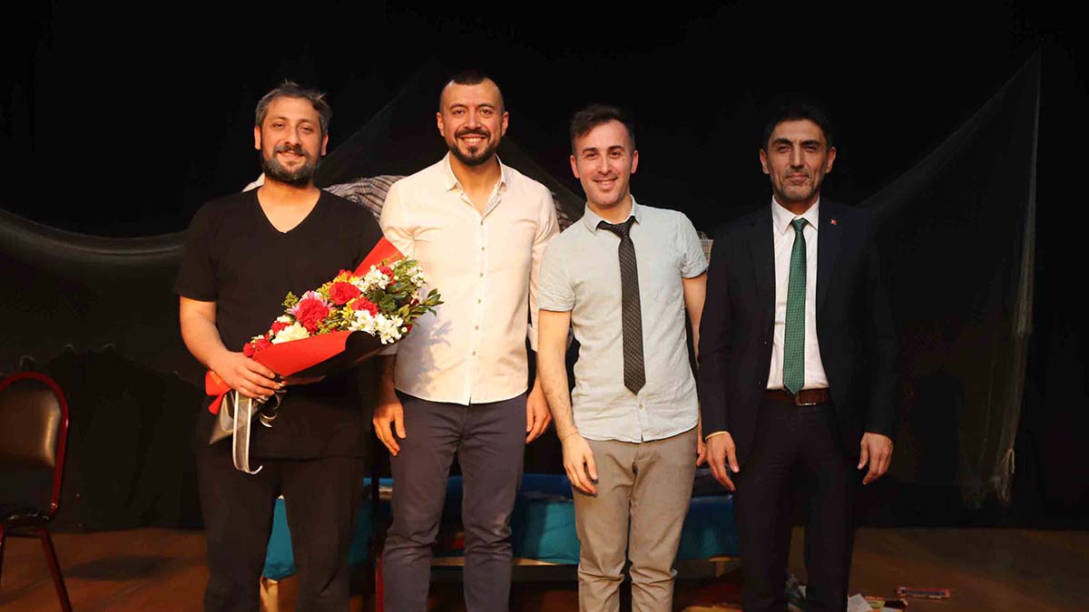 Ben Sen O tiyatro oyunu sahnelendi