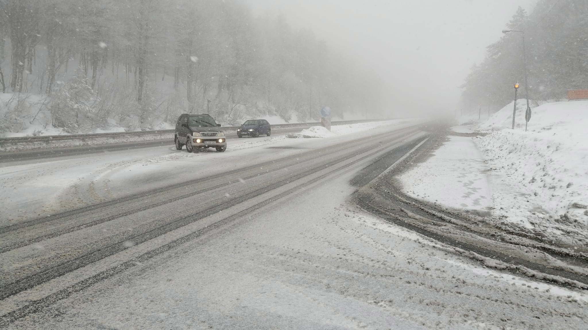 Bolu Dağı geçişinde kar yağışı ve sis