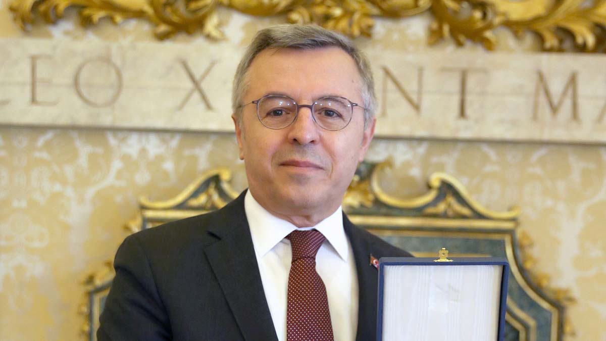 Büyükelçi Göktaş'a, 'Vatikan Devlet Nişanı' verildi