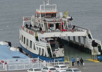 Çanakkale'de feribot seferlerine 'fırtına' engeli