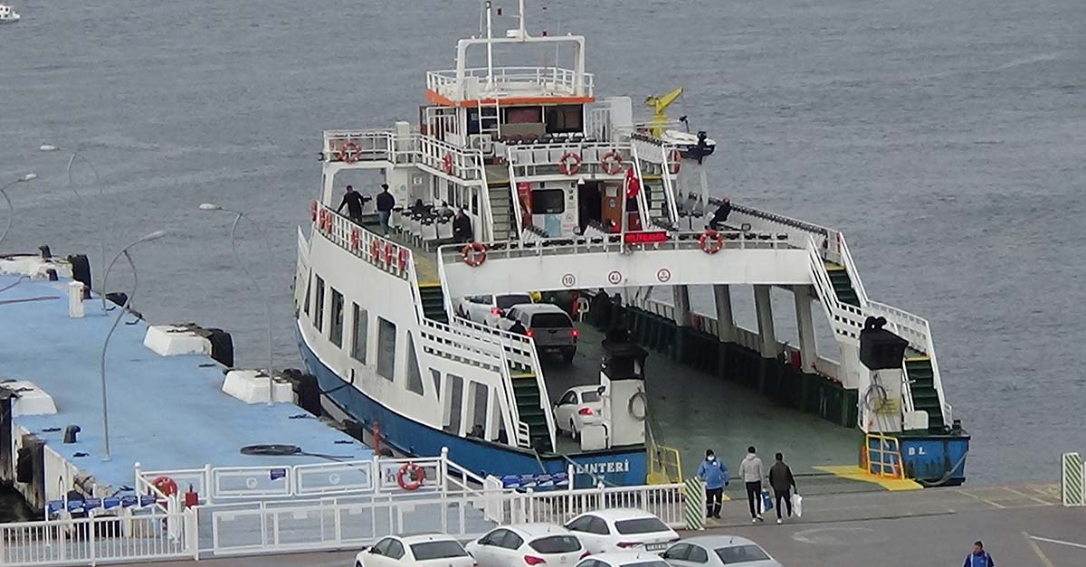 Çanakkale'de feribot seferlerine 'fırtına' engeli