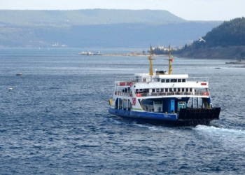 Çanakkale'de feribot seferlerine 'fırtına' iptali