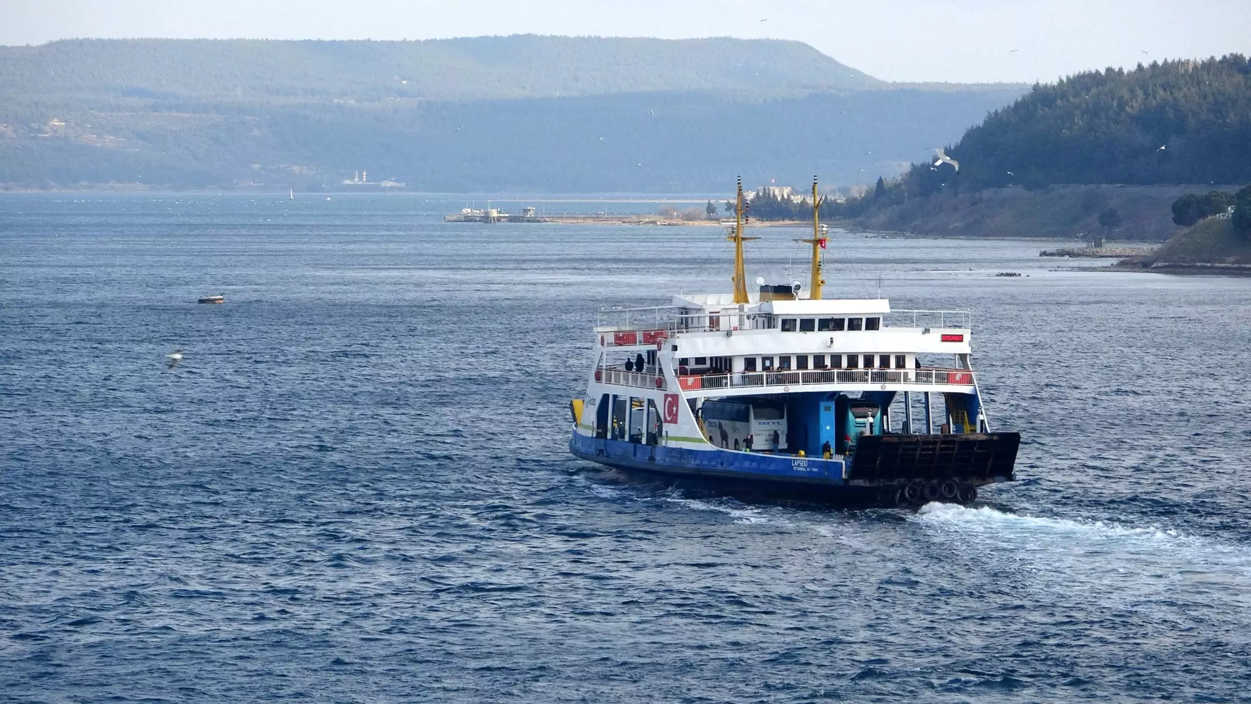 Çanakkale'de feribot seferlerine 'fırtına' iptali