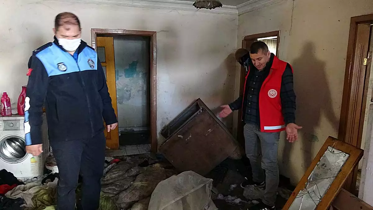 Çöp evde bulunan 3 çocuk korumaya alındı