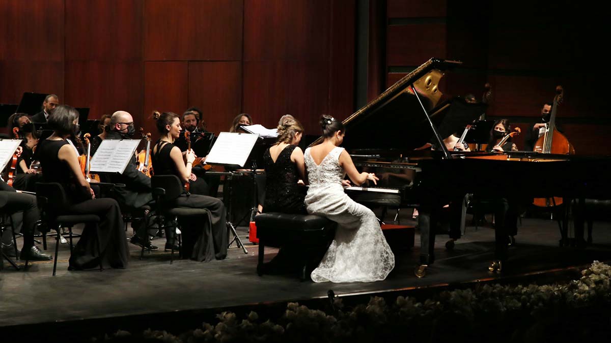 Duo Blanc Noir senfoni sahnesinde