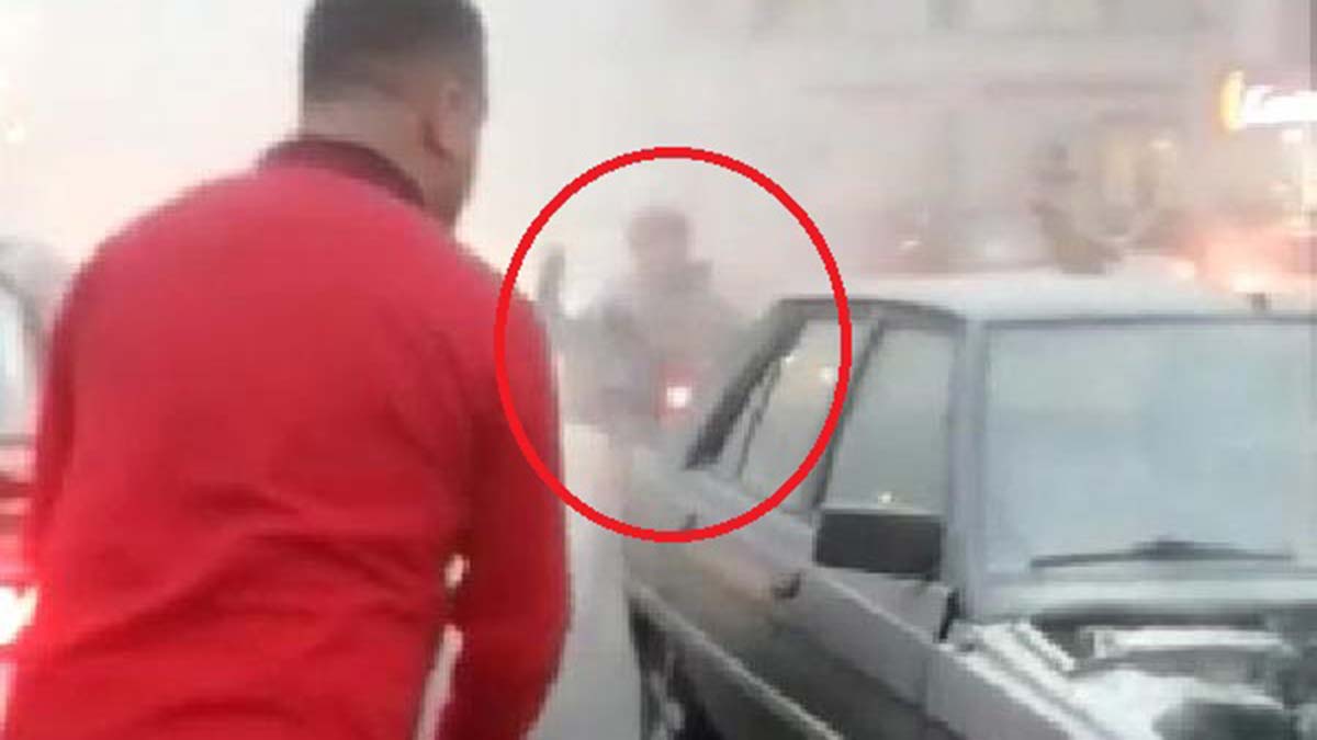 Dumandan önünü göremedi, yanan araca çarptı