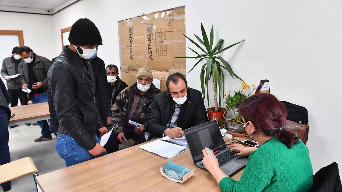 Ankara Büyükşehir Belediyesi kırsal kalkınmayı önceleyen ve yerli üretime katkı sağlamaya devam ediyor, Başkentli yerli üreticiler Başkent Kartlara yoğun ilgi gösteriyor.