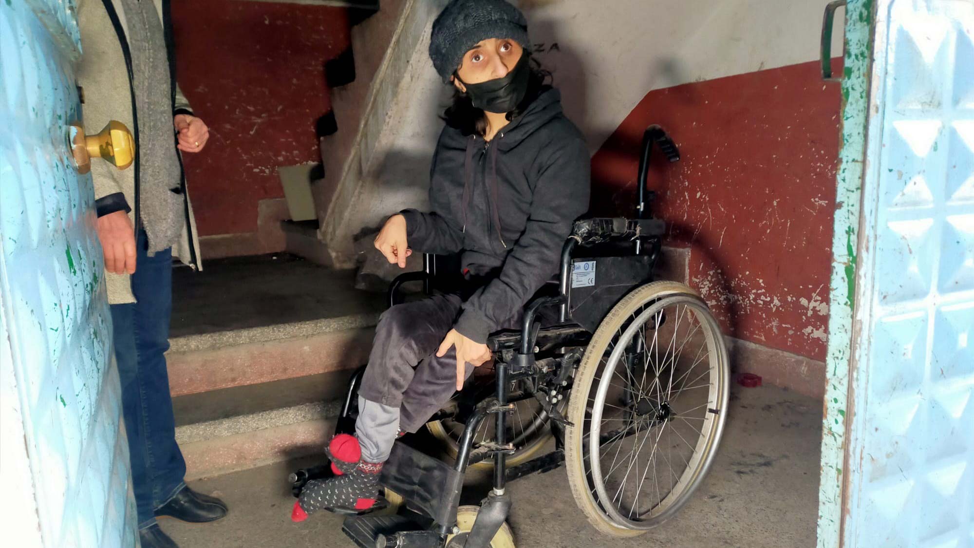 Engelli aracını çalıp parçaladılar