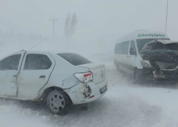 Erzurum'da 5 araçlı zincirleme kaza