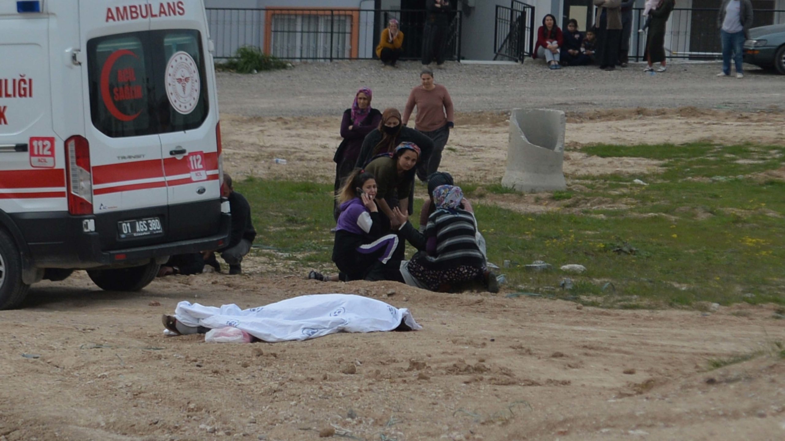 Eşini, kızının gözü önünde vurarak öldürdü 