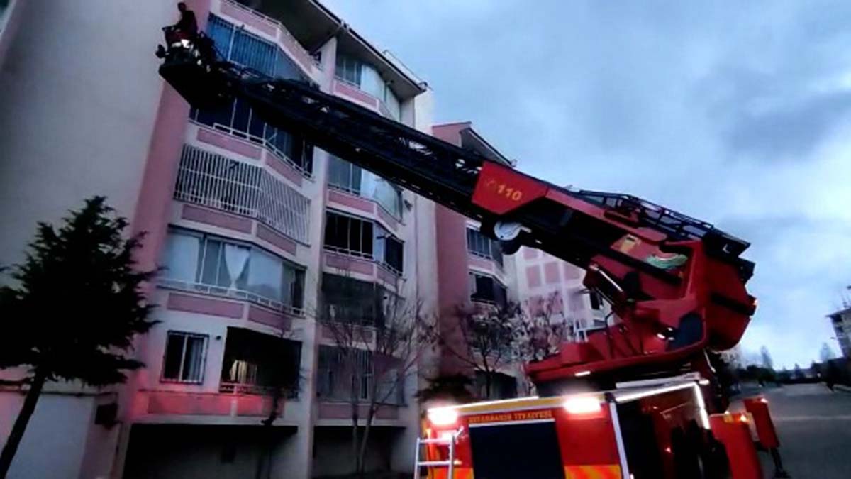 Evlerinde mahsur kalan çocukları itfaiye kurtardı