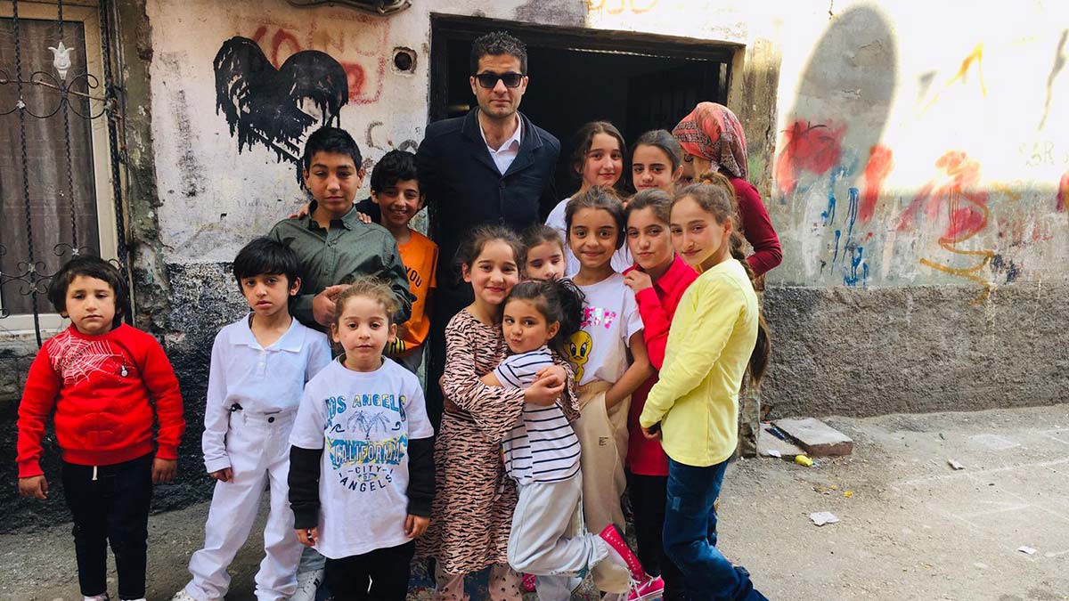 Çocuklara ne istediklerini sorduk. Aldığımız cevap ise hepimizin yüreğine dokunacak nitelikteydi. Ne oyuncak ne kıyafet… İstedikleri sadece hamburger yemekti.